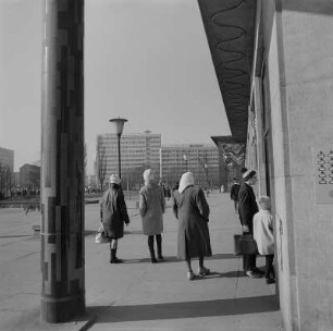 Dresden. Dr.-Külz-Ring, Blick nach Westen gegen Spielzeuggeschäft und Ringcafé