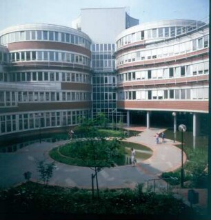 Duisburg. Neubauten der Universität. Architektonische Lösung mit Rundbauten. Blick in den Wasserhof