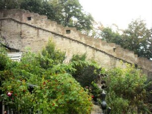 Stadtbefestigung-Ansicht im Ostsüdosten-Stadtmauer oberhalb der Probetei über Stadtseite im stark ansteigenden Terrain mit Brüstung und Schießscharten (hölzerner Wehrgang nach 1820 entfernt