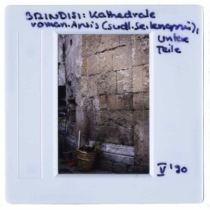 Brindisi, Kathedrale : Außenansicht, südliche romanische Seitenapsis, untere Teile