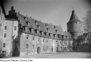Blick auf die Junkerei und den Bergfried ("Flasche")