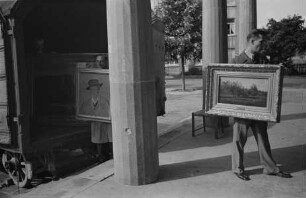 Central Collecting Point Marburg. Mitarbeiter beim Entladen der Kunstwerke aus dem Depot Siegen
