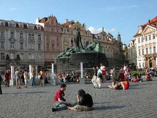 Prag - Jan Hus Denkmal am Altstädter Markt : Altstädter Markt mit Jan Hus Denkmal. Aufgenommen in Prag 2004