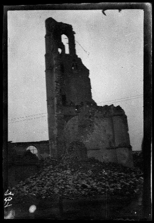 [Frelinghien (?) (Dep. Nord, Frankreich)]: Ruine einer "zerstörte[n] Kirche?"