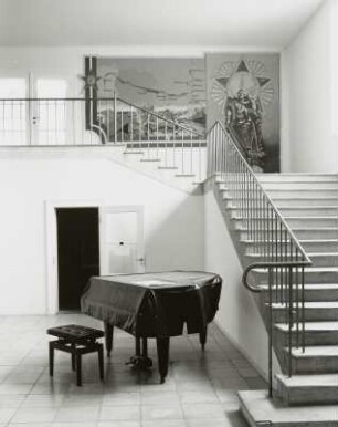 Foyer mit Treppe