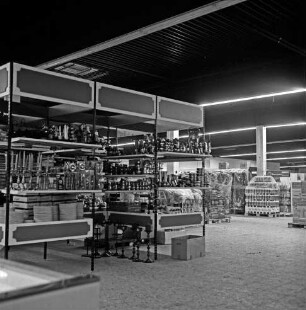 Magnet Einkaufszentrum: Industriestraße: vor Eröffnung: Innenaufnahme: Blick durch Verkaufshalle: Regale mit Waren