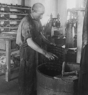 Abwaschen der Gläser nach dem Schleifen : Technikgeschichte | Technologie | Optische Industrie | Brillen | Emil Busch AG Rathenow