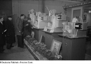 Messebesucher vor Elektrogeräten am Stand des VEB Lokomotivbau - Elektrotechnische Werke Hans Beimler Hennigsdorf (LEW)
