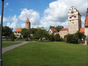 Stadtbefestigung - Südflanke mit Stadttor ( Nördlinger Tor) und Wehrturm (Salwartenturm) über Feldseite