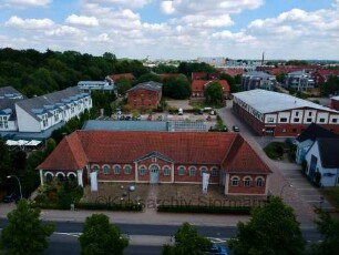 Ahrensburg: Marstall, dahinter Reithalle und weitere Gebäude