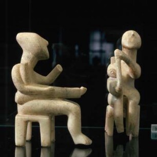 Karlsruhe, Badisches Landesmuseum, Nr. 254 und 255. 254: Harfenspieler, Thera, Frühkykladisch I-II, Marmor, Höhe 15,6cm. 255: Thera, frühkykladisch II, frühere Spedos-Art, Höhe 16,5 cm