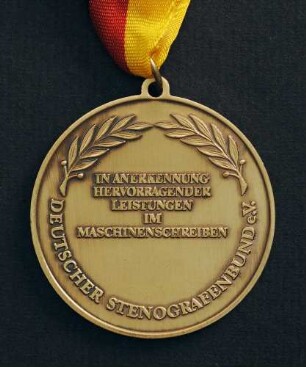 Bronzemedaille Deutsche Meisterschaften in Kurzschrift und Maschinenschreiben in Trier 1987 am schwarz-rot-goldenen Band : Sammlung Deutscher Stenografenbund. Bronzemedaille Deutsche Meisterschaften in Kurzschrift und Maschinenschreiben in Trier 1987 am schwarz-rot-goldenen Band. Messing, patiniert; Durchmesser 50 mm, Gewicht 37,5 g (1987; Deschler & Sohn, München). Dresden: SLUB R c 0547