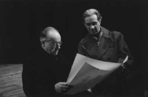Porträtaufnahmen des Dirigenten Heinz Tietjen, von 1948-1954 Intendant der Deutschen Oper Berlin : aufgenommen anlässlich der Uraufführung der beiden szenischen Balladen "Die Füße im Feuer" und "Das Fingerhütchen" von Heinrich Sutermeister an der Deutschen Oper Berlin