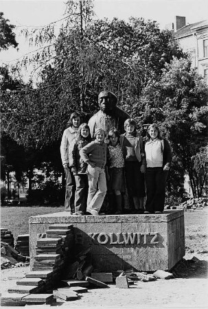 Denkmal für Käthe Kollwitz : Kinder auf dem Sockel des Denkmals für die Bildhauerin Käthe Kollwitz