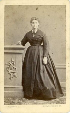 Fotografie einer stehenden Dame