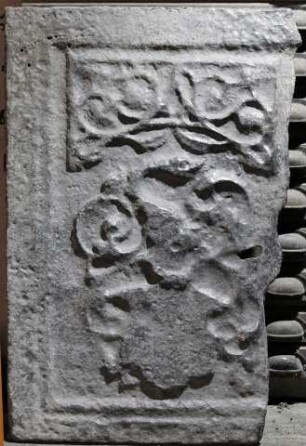 Fragment einer Kaminplatte, Wappen mit Schlange