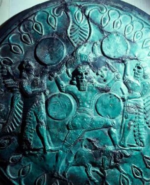 Tympanon aus der Idäischen Grotte, Zeus und Kureten (Fragment)