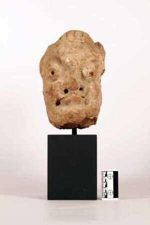 Dämonenkopf mit Hauern