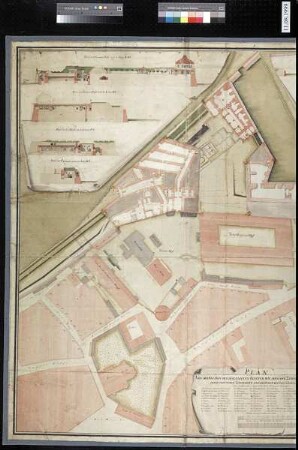 Plan der Jungfern- und Zeugbastion, des Zeughauses und der umliegenden Gebäude, darunter die alte Frauenkirche, mit vier Tekturen
