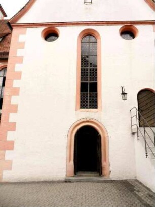 Langhaus von Süden - Renaissance-Erweiterung (Jahr 1522 im Schlußstein der Tür) über Giebelseite in Übersicht