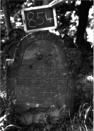 Grabstein 854 (Index: 100102947) Material: Sandstein Zustand: teilweise stark verwittert Maße HxBxT: 83x56x8 cm Beschreibung: Stele, Konvexbogenabschluss, Schriftfeld durch umlaufende Rille abgeteilt: Grabstein 854
