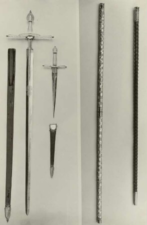 a: Rapier und Dolche mit Kristallgefäßen und b: Regimentsstäbe Tillys und Pappenheims