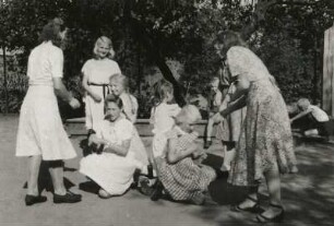 Ludwigslust. Mädchen des Hauses "Sonnenschein" beim Spielen