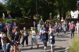 Bad Oldesloe: Kindervogelschießen: Am Bürgerpark Blickrichtung Südwesten: Einzug auf den Exer: Festumzug Klaus-Groth-Schule mit Kränzen: 13. Juli 2023