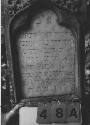 Grabstein 48 (Index: 99799505) Material: Sandstein, Schriftplatte Marmor Zustand: leicht verwittert Maße HxBxT: 154x49x20 cm Beschreibung: Stele, eingezogener Stelzbogenabschluß, eingelassene Schriftplatte mit Kleeblattbogenabschluß, getreppter Sockel Symbolik: Voluten, Ranken: Grabstein 48A