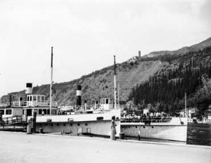 Schiffsanlegestelle am Gardasee mit Dampfer