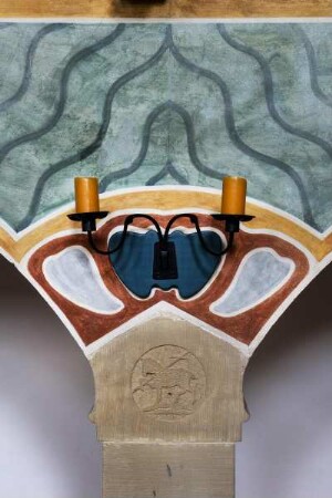Kapitell mit Agnus Dei-Relief, abstrakter Bemalung und Leuchter