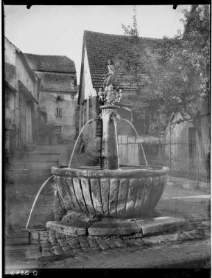 Külsheim Weedbrunnen mit der Figur des heiligen Johannes der Täufer
