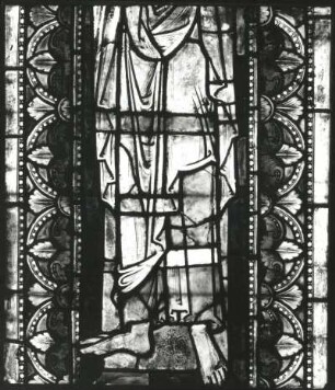 Apostel Matthäus. Glasmalerei, um 1235/1245. Ausschnitt: Gewand und Füße des Apostels. Neukloster, ehemalige Zisterzienser-Nonnenklosterkirche s II (2). Ausstellung "Mittelalterliche Glasmalerei in der DDR", Angermuseum Erfurt 1989/1990. Kat. Nr. 5