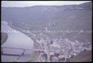Blick auf Bernkastel-Kues an der Mosel