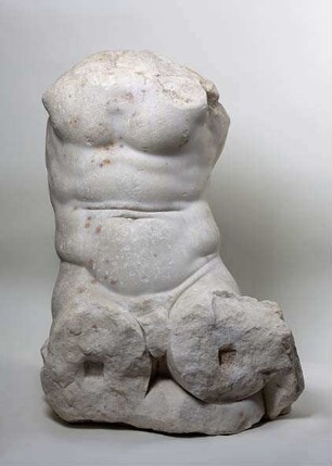 Torso eines sitzenden Gottes (Herakles oder Dionysos)