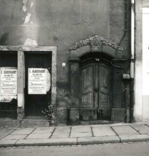 Penig, Lutherplatz 7. Wohnhaus mit Laden (1713). Rechtes Portal