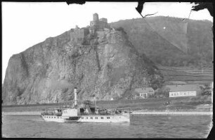 Aussig. Burgruine Schreckenstein an der Elbe mit Personen-Seitenraddampfer