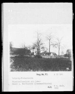 Leipzig-Probstheida, Stadtteilansicht mit Lehmmauer und Dorfkirche (Immanuelkirche)