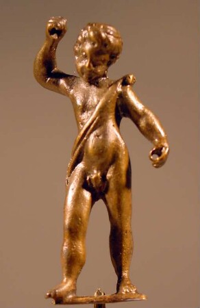 Knabenstatuette auf Basis