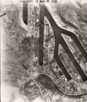 Amerikanische Luftbildaufnahmen von Kriegszerstörungen. Ausrichtung nach Westen. Rheinhafen