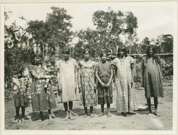 Bakairi women and children at Paranatinga