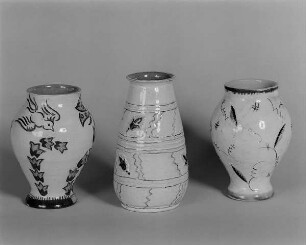 Vase mit Tier- und Pflanzenmotiven, Vase mit Volkskunstmotiven und Vase mit Pflanzenmotiven : Drei Vasen. Fayence, glasiert, bemalt (1. V. 20. Jh.; K. Feuerriegel). Museum im Schloß Frohburg V 608/01, V 609/01, V 610/01