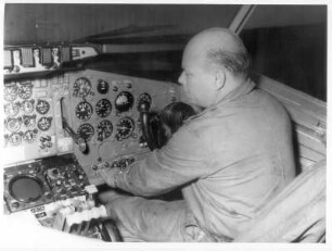 Frankfurt (Main). Lufthansa-Werft. Mechaniker im Cockpit beim Prüfen der Bedien- und Kontrollelemente