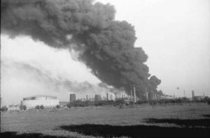 Ploesti: Brennende Raffinerien nach Luftangriff der Russen 1942