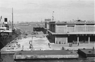 Reisefotos Mittelmeer. Blick vom Passagierschiff "Milwaukee" zu einem Kai mit Hafengebäude