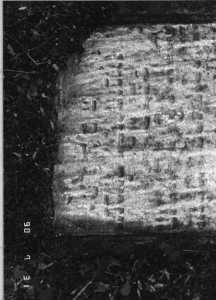 Grabstein 296 (Index: 99791392) Zustand: schwer lesbar Maße HxBxT: 102x64xo.A. cm Besonderheit: Lesung teilweise unsicher: Grabstein 296C