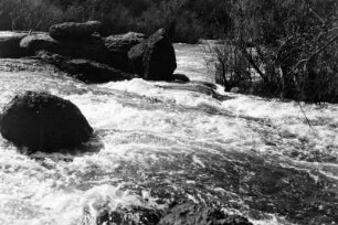Wasserfall des Lunsemfwa : Kleiner Wassrfall des Lunsemfwa. Im Fluss einige aus Gneis bestehende Felsblöcke.