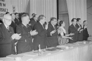 Präsidium des III. Bundeskongresses der Domowina in Bautzen : Prezidij na III. Zwjazkowym kongresu Domowiny w Budyšinje : Bautzen / Budyšin