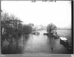 Mainkai bei Hochwasser nach Osten, im Hintergrund Leonhardskirche, Eiserner Steg und Dom
