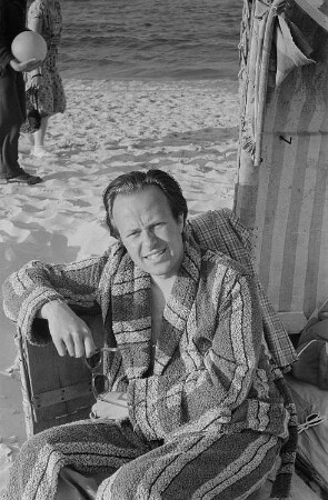 Roger Rössing mit Bademantel in einem Strandkorb